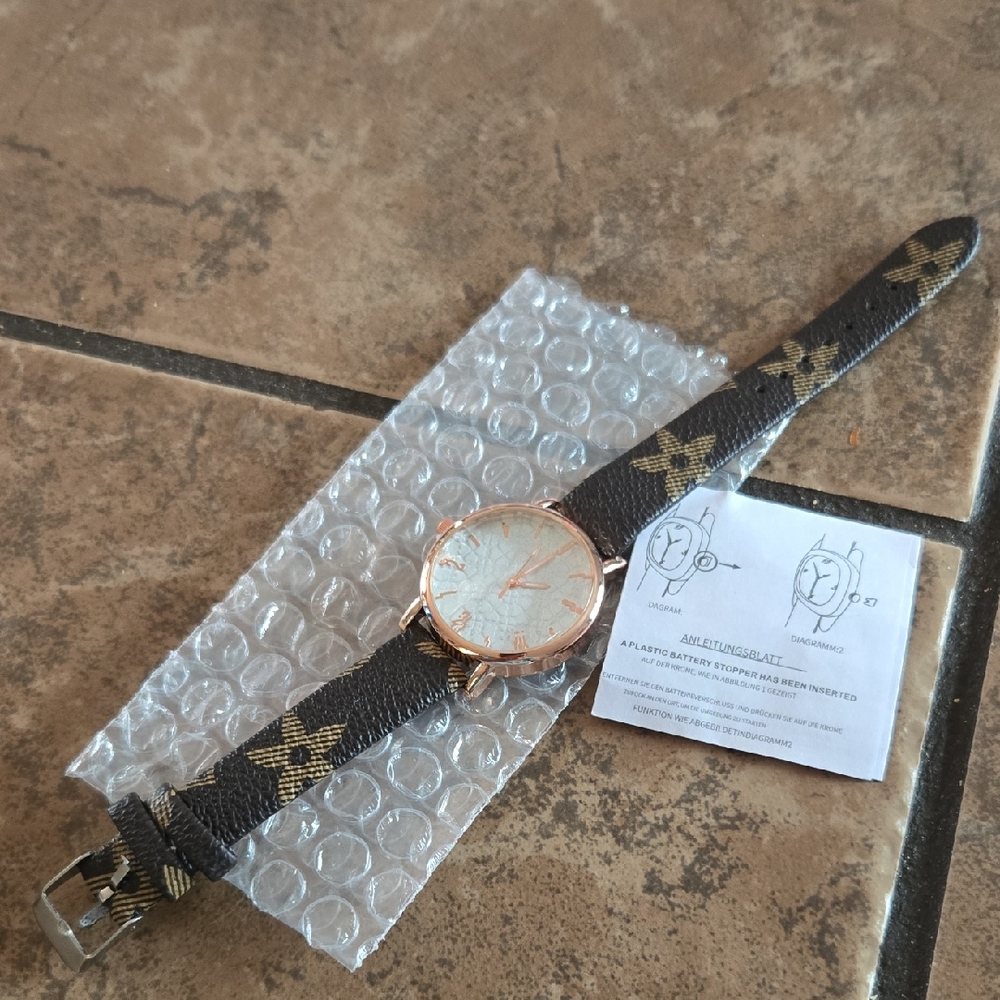 Stylish Rose Gold Dial Women's Watch with Brown Patterned Strap ⭐️✨️NEW⭐️✨